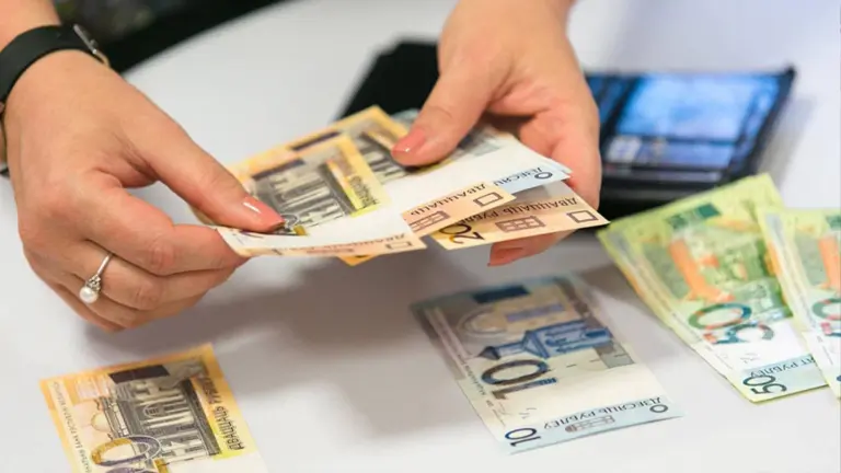 деньги на столе