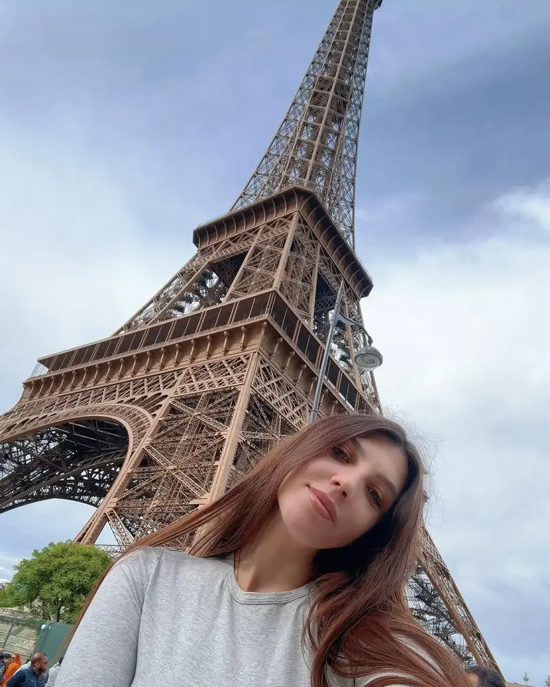 У Эйфелевой башни в Париже