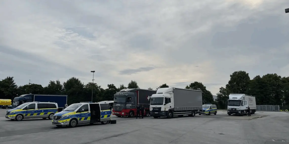 фуры стоят на стоянке