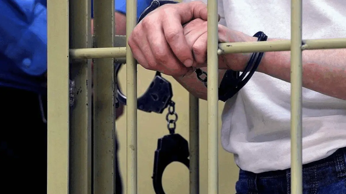 мужчина в наручниках