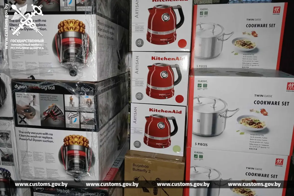 Коробки с пылесосами Dyson, электрочайниками KitchenAid и наборами посуды Zwilling, изъятые на белорусско-российской границе