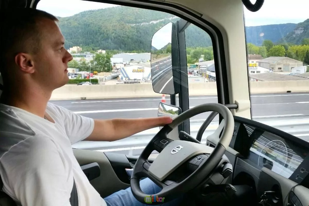 водитель в кабине грузовика