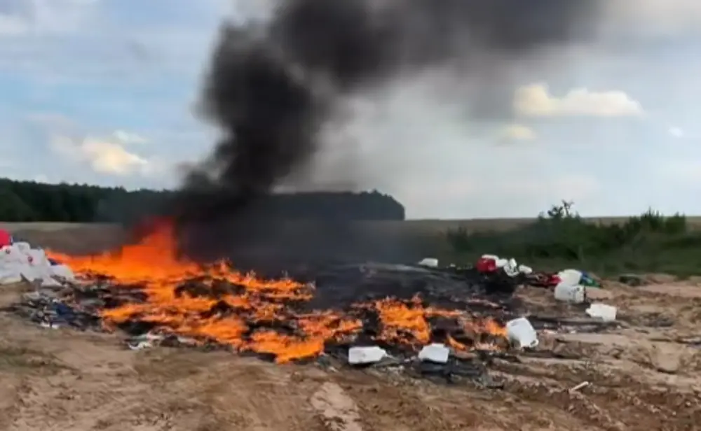 В Зельвенском районе начальник извинялся после ролика в TikTok Горят канистры