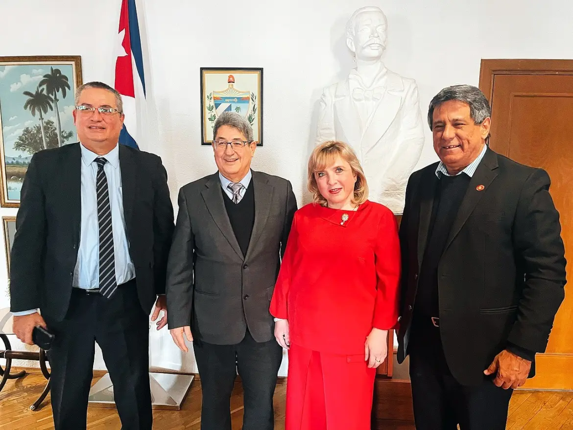 Ампулы для Кубы или как из пробников делают «великую сделку» Белорусская делегация и кубинские партнёры в Гаване.