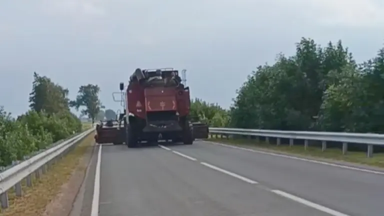 Комбайн на дороге