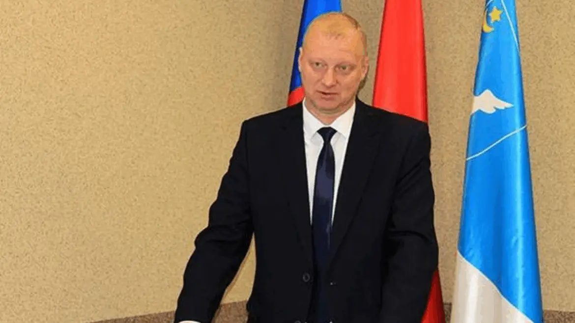 Андрей Ковшар, произносит речь на встрече в Ганцевичах.