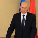 Андрей Ковшар, произносит речь на встрече в Ганцевичах.