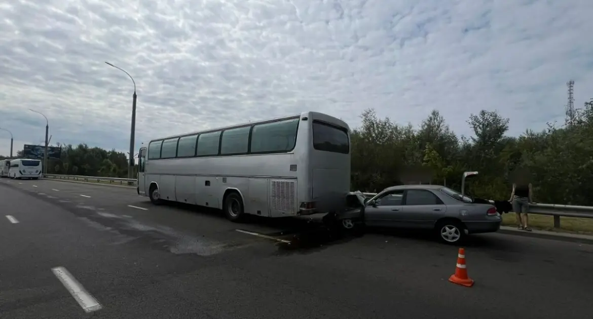 В Бресте парень на Mazda врезался в автобус в очереди на границе ДТП на границе