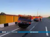 Мерседес оказался на крыше