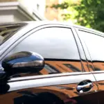 Чёрный автомобиль с сильно тонированными стёклами
