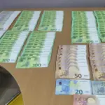 Купюры в 100 и 200 евро аккуратно разложены на столе, рядом – банкноты меньшего номинала