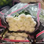 Упаковки с белыми хризантемами и другими цветами, конфискованные таможней.