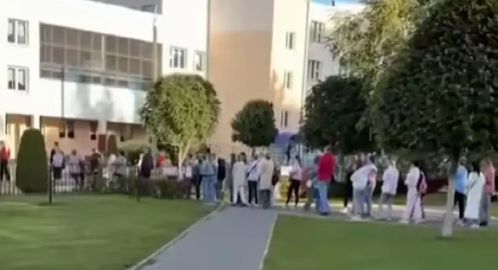 В Минске у школ замечены очереди Очередь в школу