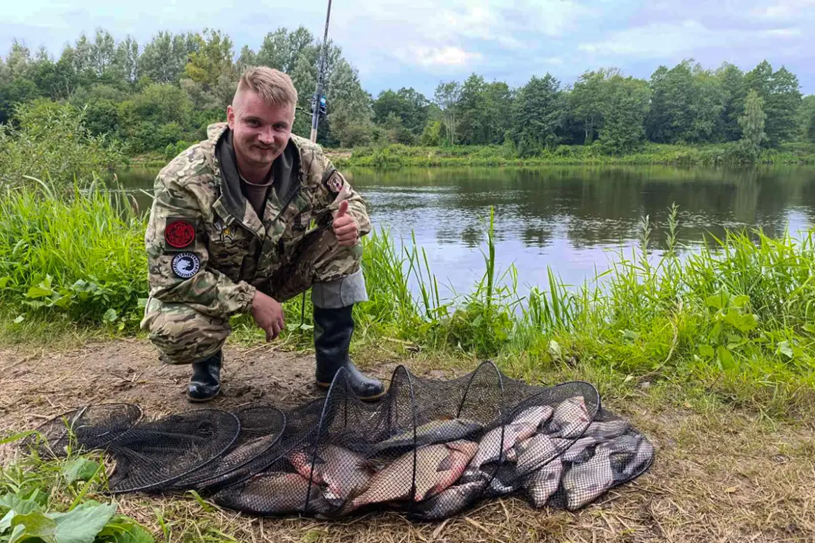 пойманные лещи и подлещики на траве после рыбалки на Немане.