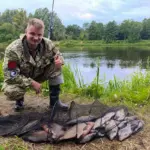 пойманные лещи и подлещики на траве после рыбалки на Немане.