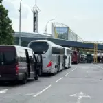 Автобусы и микроавтобусы выстроились в очередь перед пограничным пунктом Тересполь на выезде из Беларуси.