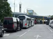 Автобусы и микроавтобусы выстроились в очередь перед пограничным пунктом Тересполь на выезде из Беларуси.