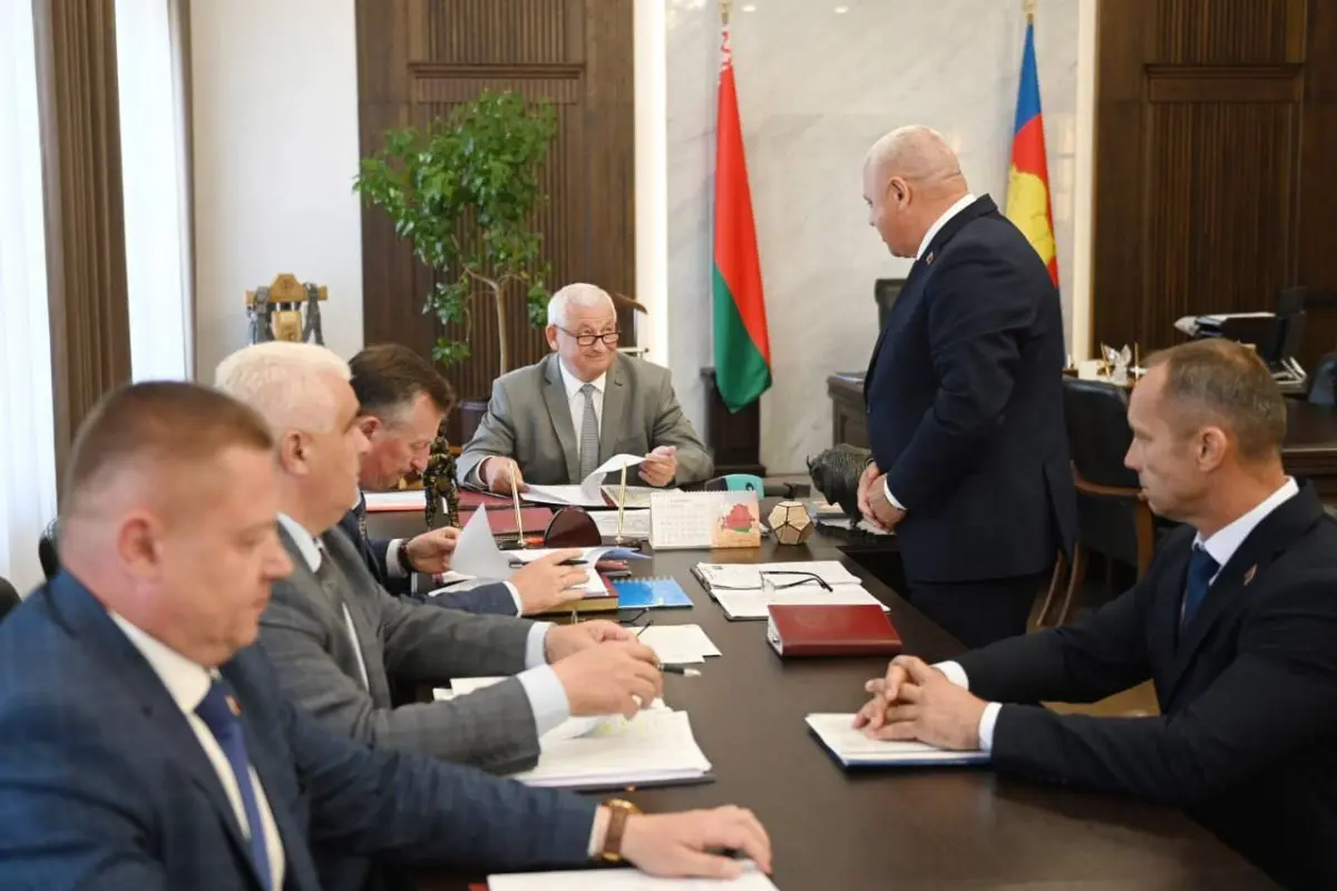 Пётр Пархомчик за столом с руководителями Брестской области 