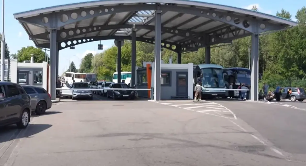 погранпереход с машина и автобусами