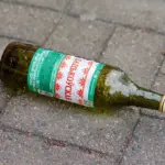 одиноко лежащая бутылка с водкой