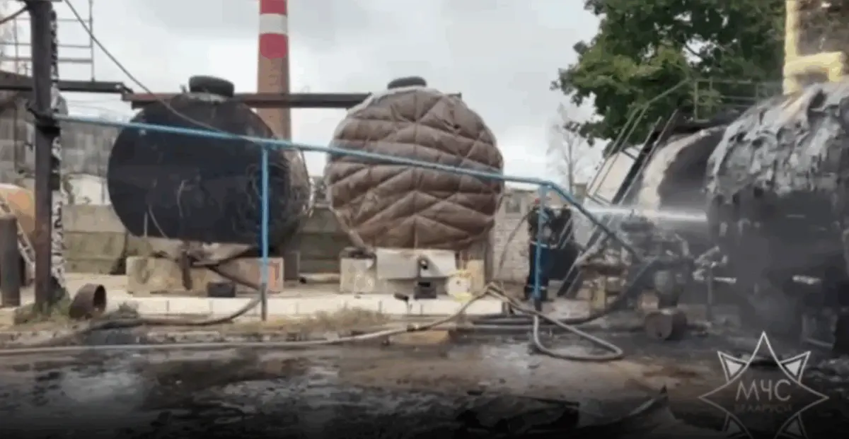 пожарные проливают резервуары водой 