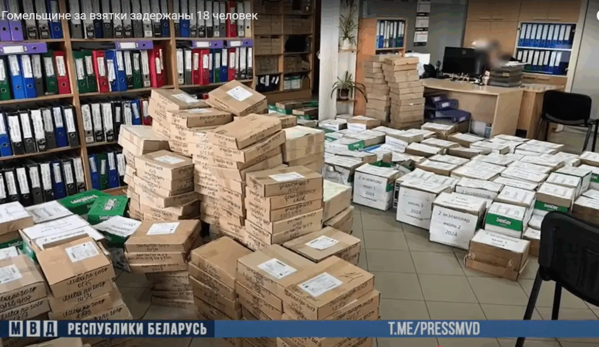 стопки коробок с документами в офисе