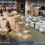 стопки коробок с документами в офисе