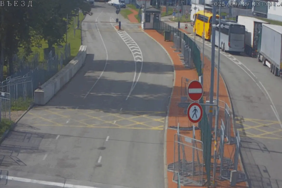 на границе в очереди видны 2 автобуса и фуры