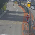 на границе в очереди видны 2 автобуса и фуры