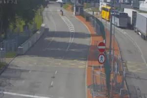 на границе в очереди видны 2 автобуса и фуры