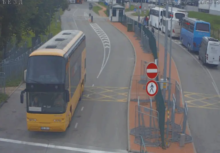 на границе стоят автобусы