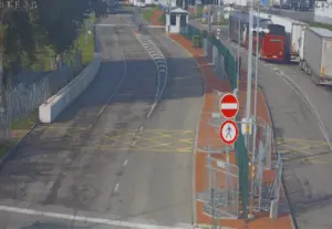 граница Латвия , автобусы и фуры