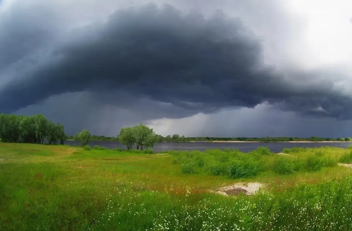 МЧС предупреждает о жаре и рисках погода в РБ
