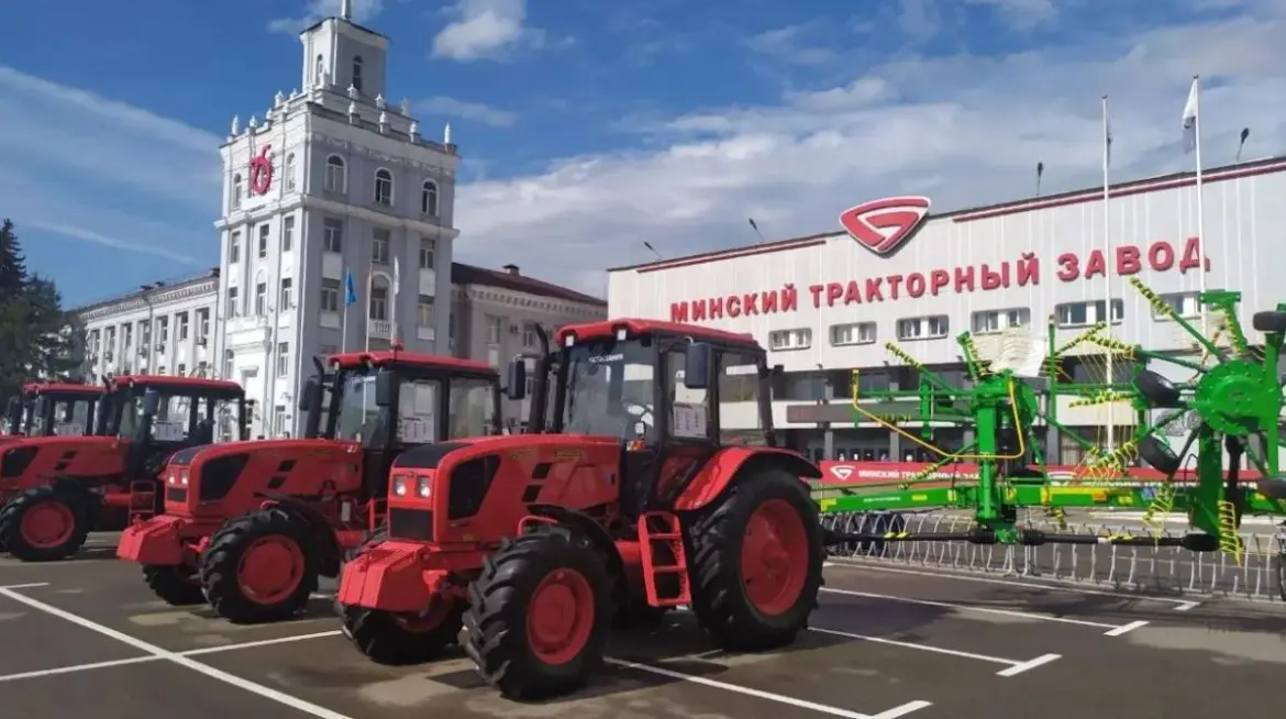 Красные тракторы BELARUS перед зданием МТЗ