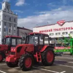 Красные тракторы BELARUS перед зданием МТЗ