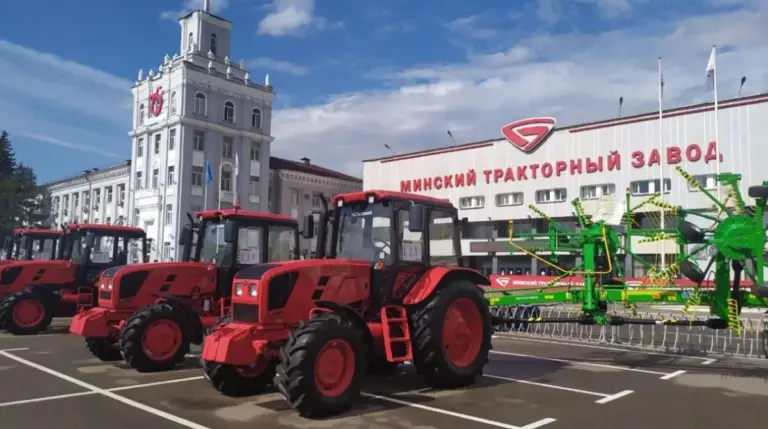 Красные тракторы BELARUS перед зданием МТЗ