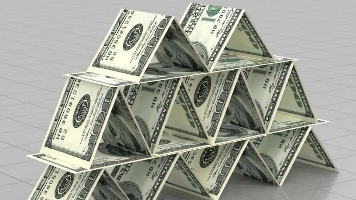 доллары выложены в пирамиду