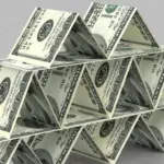 доллары выложены в пирамиду