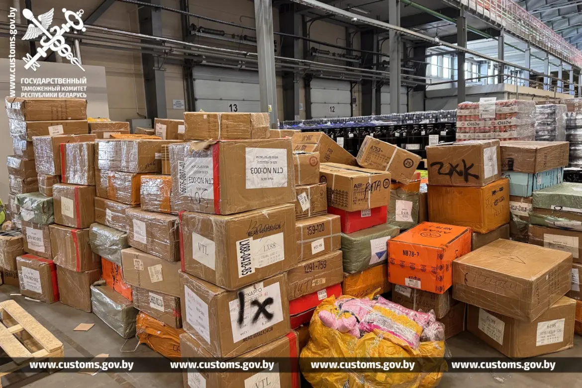 Одежда и обувь в коробках после задержания