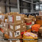 Одежда и обувь в коробках после задержания