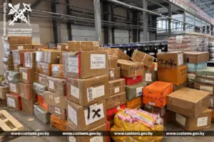 Одежда и обувь в коробках после задержания