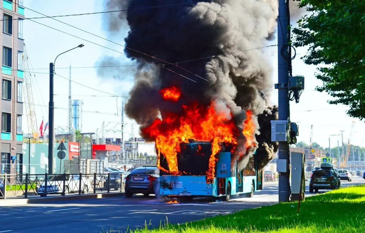 горящий МАЗ