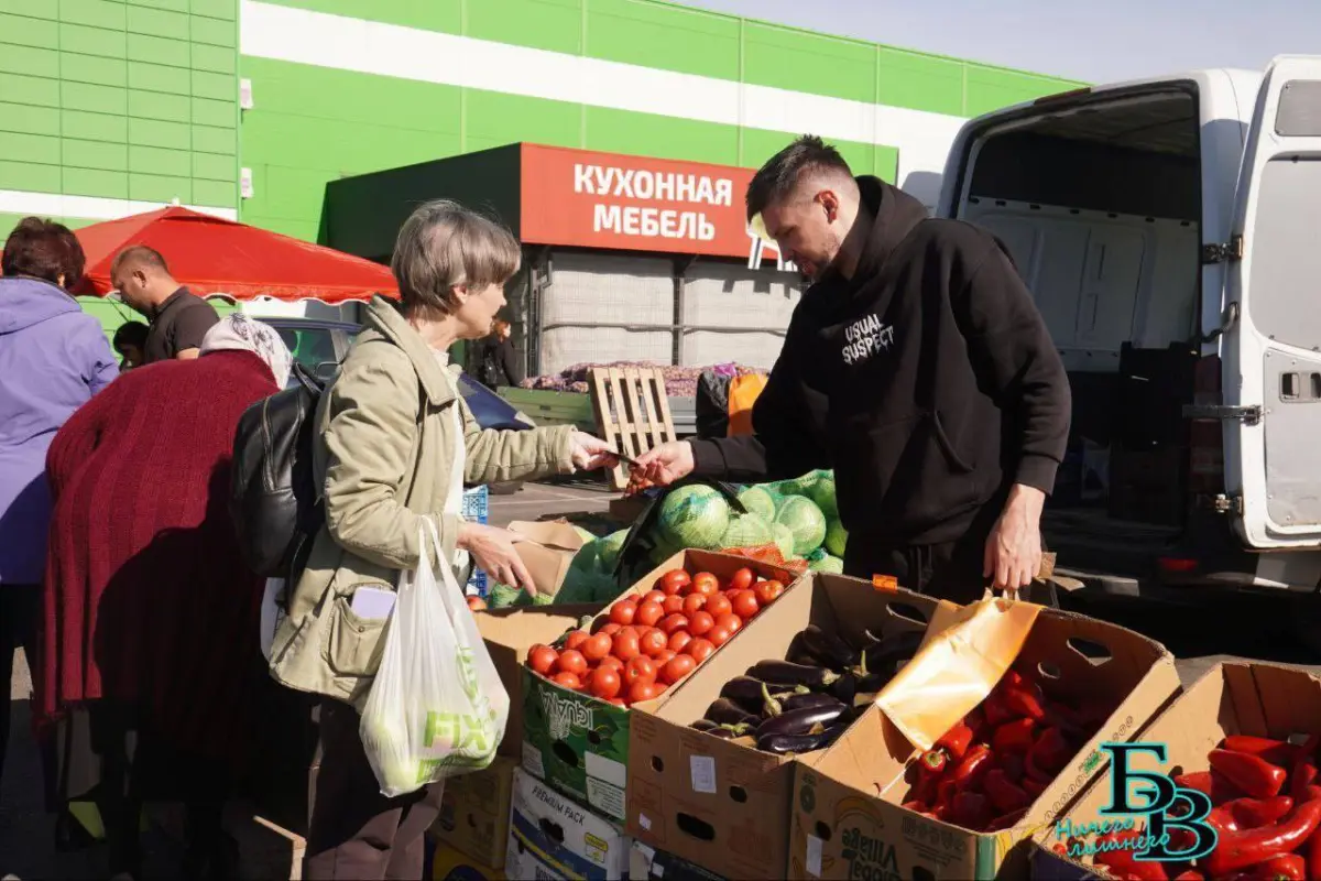 женщина выбирает помидоры