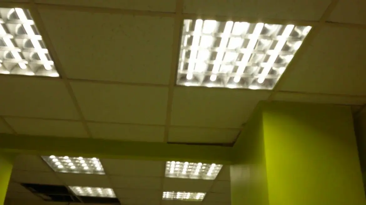 лампы на потолке