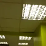 лампы на потолке