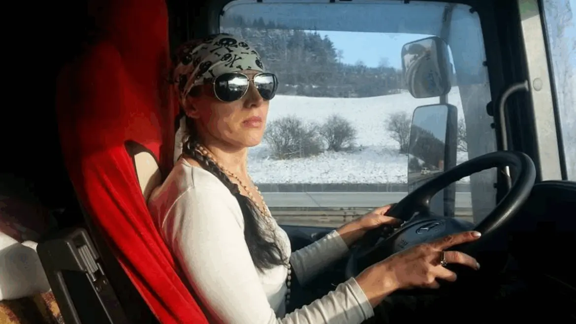 дальнобойщица за рулем