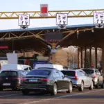 легковые машины стоят в очереди