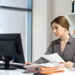 женщина за столом изучает чек-лист