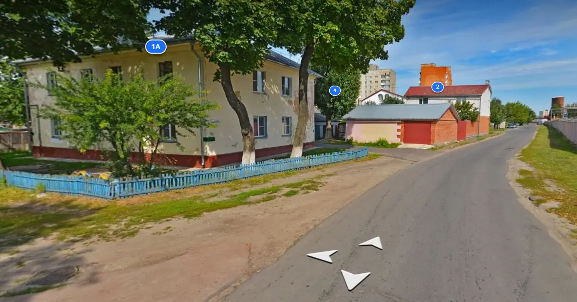 Этот дом находится рядом с железной дорогой