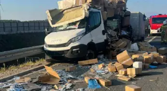 В Польше в аварию попал грузовик, напичканный белорусскими сигаретами